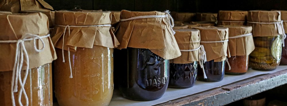 Sommer im Glas - mit Marmelde gefüllte Gläser