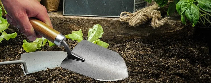 Geschmiedete handliche Pflanzkellen und Pflanzschaufeln sind universelle Gartenwerkzeuge und ein Muss für jeden Gärtner.