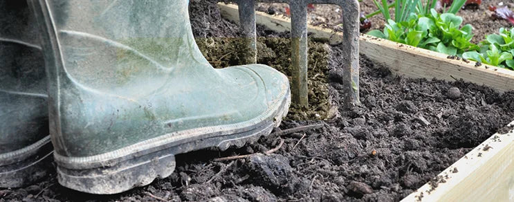 Gartenarbeit Kompostieren mit Kompostgabel