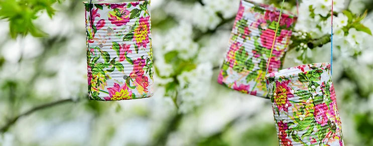 Nützliches Zubehör wie Holz-Stecketiketten, Aussaathilfen, Draht zum Anbinden, Ranknetze, Geschenkgutscheine