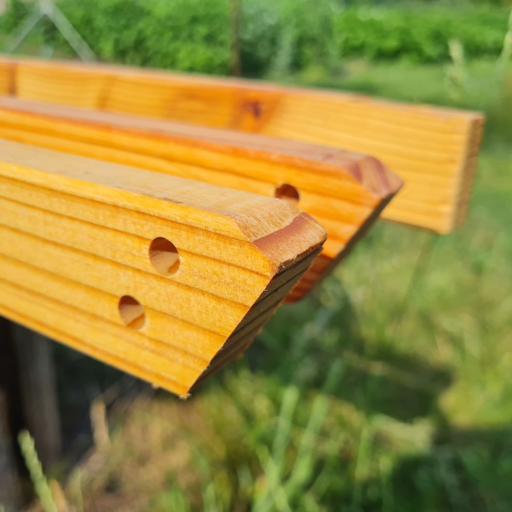 Nahaufnahme der robusten Lärchenholz-Querstrebe mit sichtbarer Maserung – wetterfest und langlebig, ideal für den Eigenbau eines Tomatenhauses