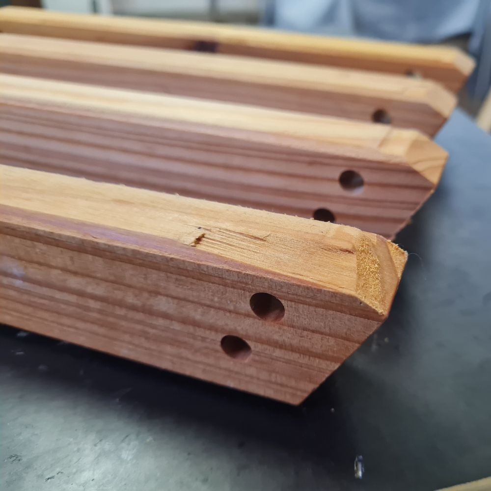 Detailaufnahme gefräste und geschliffene Lärchenholzlatten für Frühbeet-Bausatz