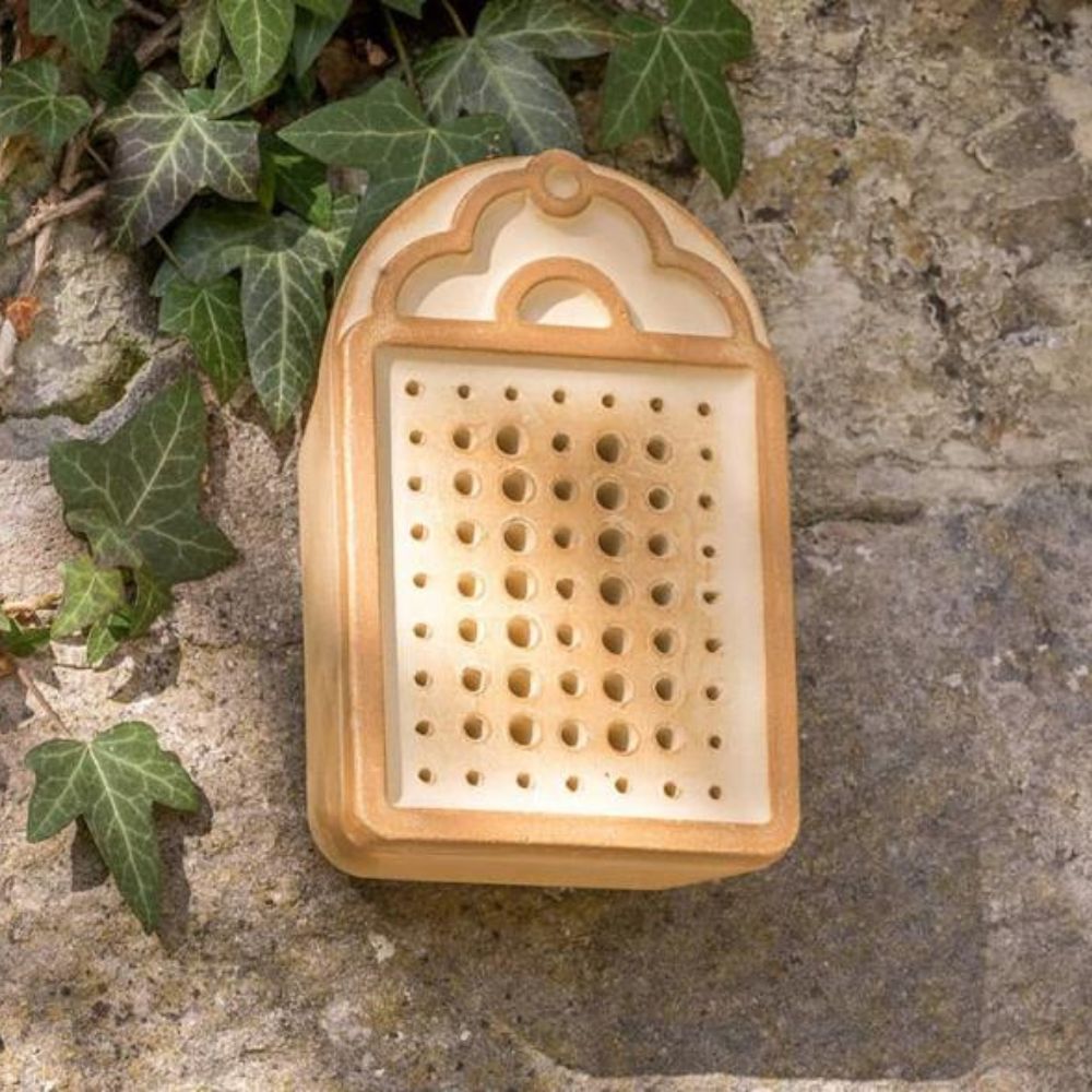Nachhaltiges Wildbienenhaus aus langlebiger, spechtsicherer Keramik für Garten und Balkon
