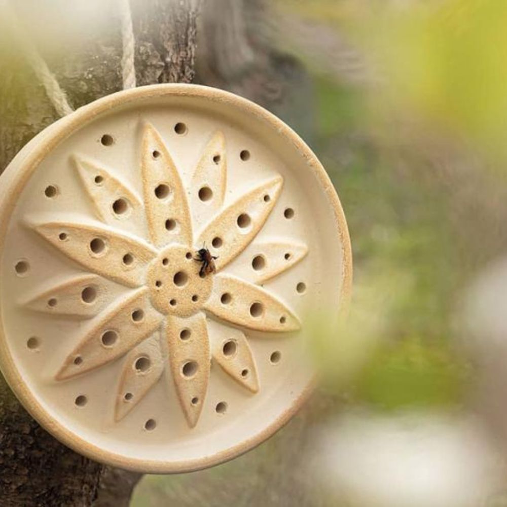 Wildbienenhaus aus CeraNatur® Keramik mit 43 Niströhren in Nahaufnahme – robuste, frostfeste Nisthilfe für Wildbienen im naturnahen Garten.